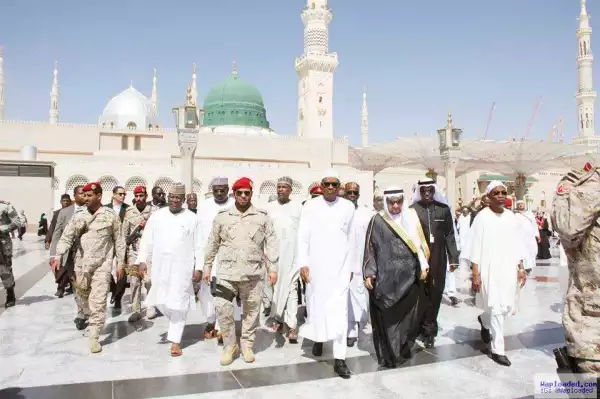 Photos: Pres. Buhari & His Entourage Meet With Emir Sanusi As They Visit Medina To Pray For Nigeria